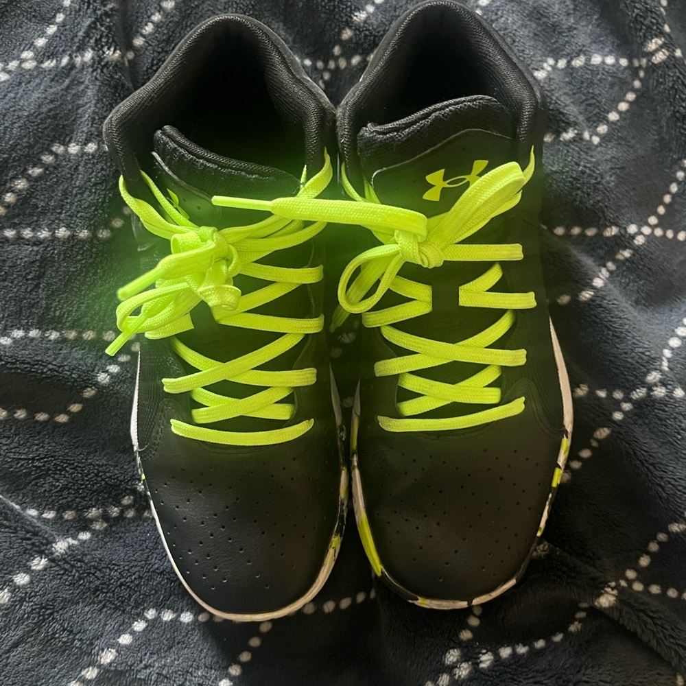 EUC - Under Armour athletic shoes!